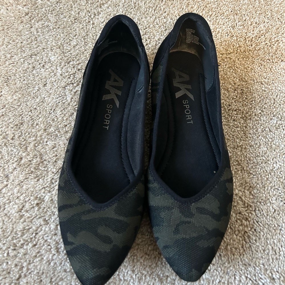 Women’s size 10 Anne Klein knit Flats - Green Camo
